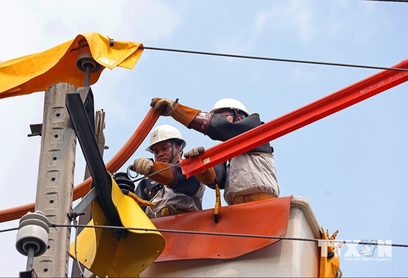 Ứng dụng khoa học công nghệ, đổi mới sáng tạo và chuyển đổi số nhằm hiện đại hóa lưới điện, tối ưu hóa trong công tác vận hành. (Ảnh: Vũ Sinh/TTXVN)